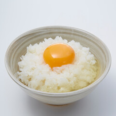 卵かけご飯_ご飯に生卵をのせて好みの味付けで混ぜて食べる日本の家庭料理