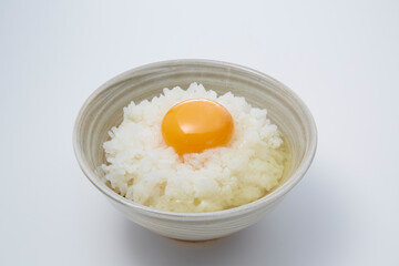 卵かけご飯_ご飯に生卵をのせて好みの味付けで混ぜて食べる日本の家庭料理