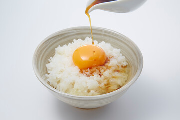 卵かけご飯_ご飯に生卵をのせて好みの味付けで混ぜて食べる日本の家庭料理