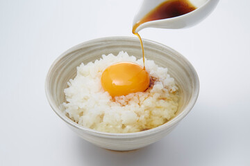 卵かけご飯_ご飯に生卵をのせて好みの味付けで混ぜて食べる日本の家庭料理