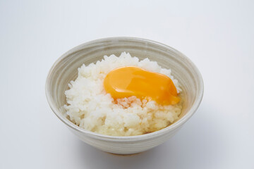 卵かけご飯_ご飯に生卵をのせて好みの味付けで混ぜて食べる日本の家庭料理