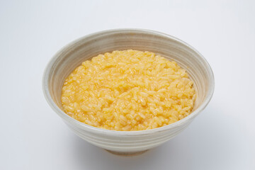 卵かけご飯_ご飯に生卵をのせて好みの味付けで混ぜて食べる日本の家庭料理