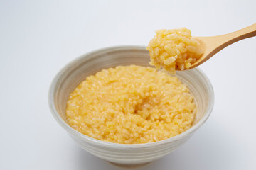 卵かけご飯_ご飯に生卵をのせて好みの味付けで混ぜて食べる日本の家庭料理