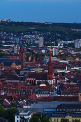 Obraz premium Blick von den Weinbergen am Stein zur historische Altstadt von Würzburg am Abend, Unterfranken, Franken, Bayern, Deutschland