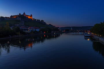 Blick von der Ludwigsbrücke über den Main zur Festung Marienberg von Würzburg am Abend, Unterfranken, Franken, Bayern, Deutschland