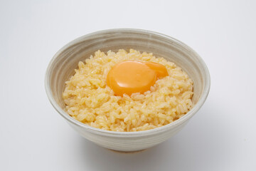 卵かけご飯_ご飯に生卵をのせて好みの味付けで混ぜて食べる日本の家庭料理