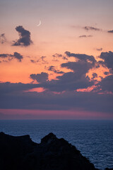 夕暮れの太平洋に沈みゆく月齢1.9の月　静岡県南伊豆石廊崎ユウスゲ公園にて