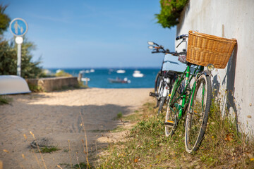 Vieux vélo au bord de la mer sur la côte vendéenne en France.