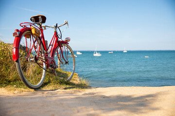 Fototapeta premium Vieux vélo au bord de la mer sur la côte vendéenne en France.