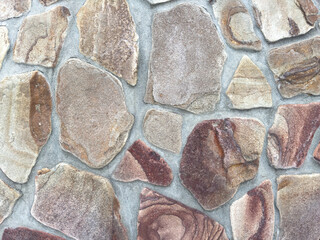 A wall made of rocks with a brown and red color