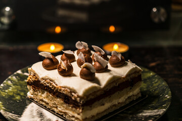 joli dessert en photo, sucrerie gourmande, avec jeu de lumière apportée par des bougies