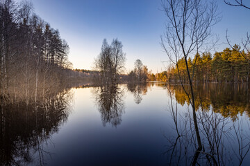 Obraz premium Calm lake with trees in the background
