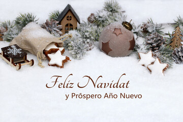 Tarjeta navideña: Saludos navideños con bolas navideñas y ramas de abeto en la nieve. Feliz...