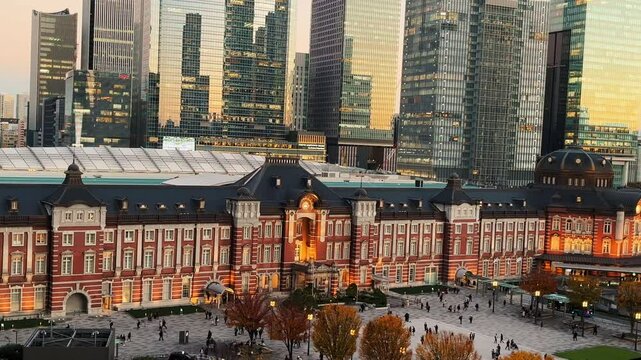 夕暮れ時の東京駅周辺の全景