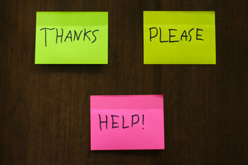 Obraz premium Three Sticky Notes on Wooden Surface: Thanks, Please, Help A visual representation of politeness, request, and need for assistance
