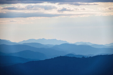 Obraz premium Breathtaking mountain range dawn dusk layered blue mountains