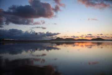 Spiegelung am Strand im Abendlicht