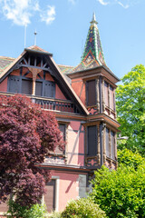 Maison ancienne à Le Hohwald de fin du XVIIIème siècle avec colombages, toiture vernissée et sculptures de bois