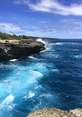 푸른색 바다와 바위에 부서지는 파도
