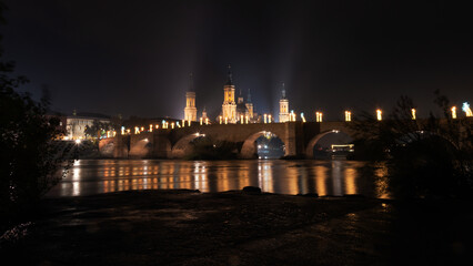 Obraz premium Nightscape of Puente de Piedra and Basilica with Reflections on the Ebro River