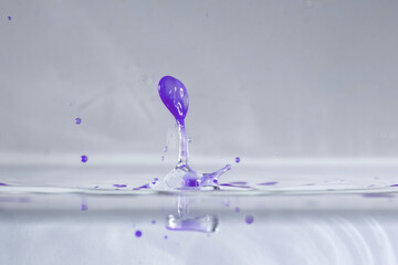 farbe tropfen wasser lila