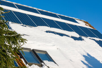 Mit Schnee bedeckte Solaranlage im Winter	