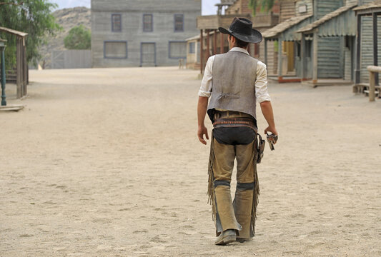 almer&iacute;a poblado del oeste vaquero preparado para hacer un duelo con la pistola en la mano escenario de peliculas de vaqueros western 4M0A6404-as24