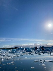 Glacial Beauty at Jökulsárlón: Ice Blocks and Diamond Beach’s Stunning Coastline
