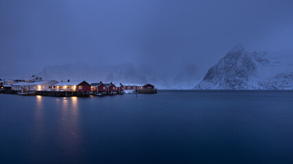 Dämmerung, blaue stunde auf den Lofoten im Winter