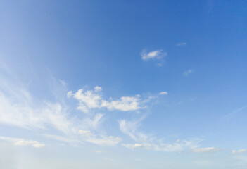 Fototapeta premium Serene Blue Sky with Wispy Clouds Perfect for Tranquil Scenes
