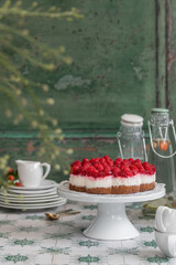 Domowe ciasto czekoladowe ze śmietaną i świeżymi malinami na rustykalnym tle. Domowe wypieki.