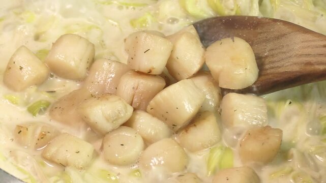 Saint-Jacques au poireaux, en cuisson, dans une po&ecirc;le