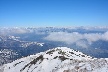 Naklejka premium 雪の八方尾根から見た北信の山々