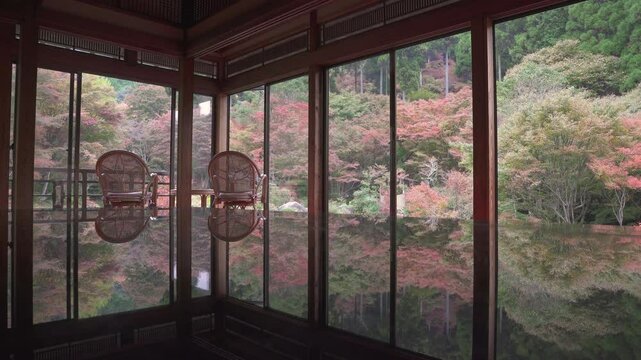 環境芸術の森の風遊山荘から見る紅葉の風景