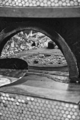 pizza nel forno bianco e nero