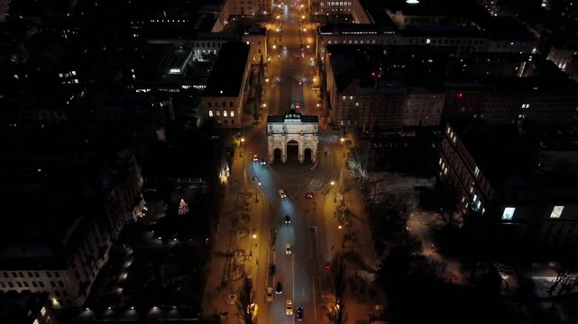 Siegestor Luftaufnahme in Deutschland, Bayern, Munchen. Triumphbogen und Friedensmahnmal an der Universitat Muenchen Luftansicht. Triumphal Arch and Peace Memorial in Munich Siegestor aerial view. 