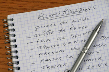 Fototapeta premium Cahier à spirales sur lequel est écrit en français ses bonnes résolutions
