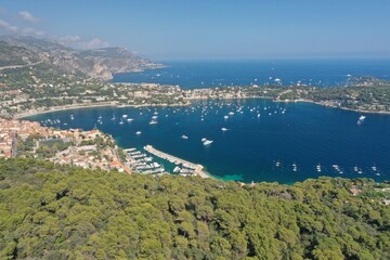 Fototapeta premium Photo du port et des bateaux de Villefranche-sur-Mer par un temps ensoleillé en été