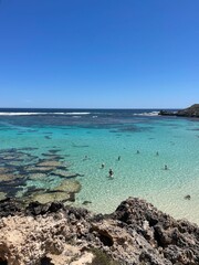 Obraz premium Coastal beach ocean with clear blue water