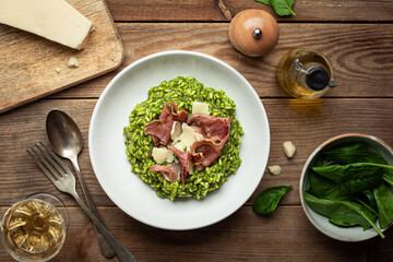 risotto aux épinards, chips de jambon cru grillé et parmesan