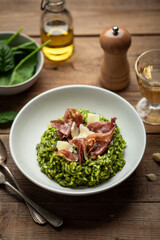 risotto aux épinards, chips de jambon cru grillé et parmesan