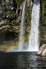 Obraz premium 폭포에 무지개가 생겼다