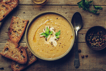 soupe velouté crémeuse pomme de terre et champignons