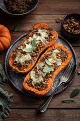 courges butternut farcies aux lentilles, fromage et noix végétarien