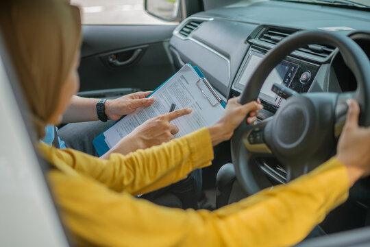 An interactive driving lesson enhances skills between an instructor and a learner in a car