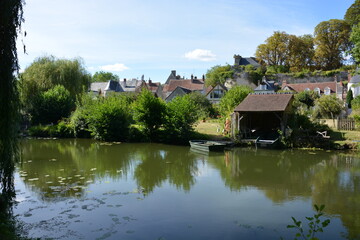 Paysage  estivale et bucolique dans le village de Montr&eacute;sor en France, rivi&egrave;re avec jardins et petites maisons &agrave; proximit&eacute;
