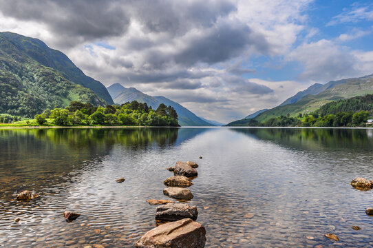 Blick auf Loch Shiel am Glenfinnan Monument in den Highlands von Schottland