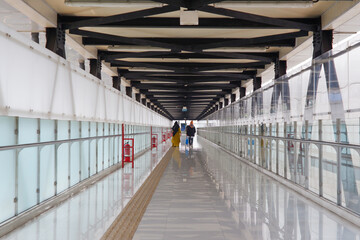Obraz premium pedestrian bridge in the city