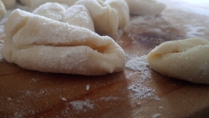 Gnocchi di farina su un tavolo di cucina