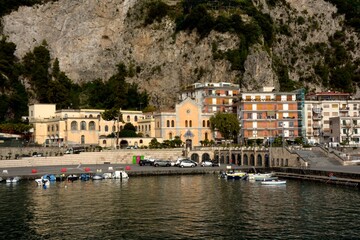 PAESAGGIO URBANO DI MAIORI,COSTIERA AMALFITANA,ITALIA,2 DICEMBRE 2024.
